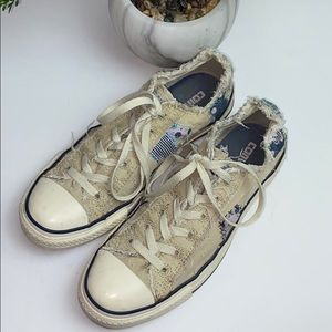Women Converse/Size:8